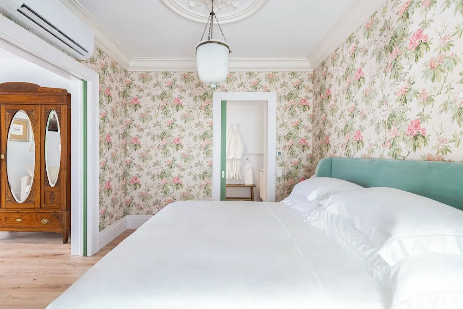 The Green House by Santiago de Alfama