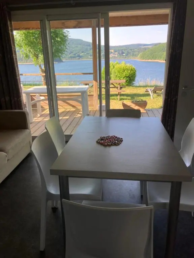 Les Rives Du Lac Du Laouzas