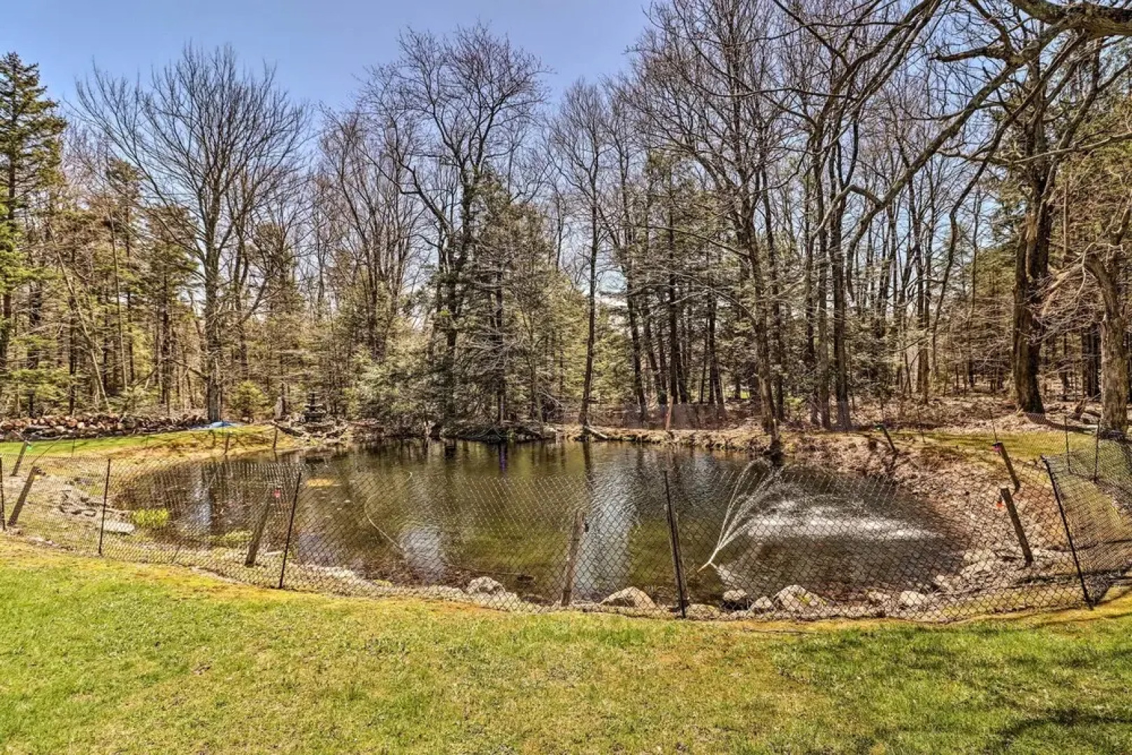 3 Mi to Lake: Spacious Tobyhanna Home & Guest Home