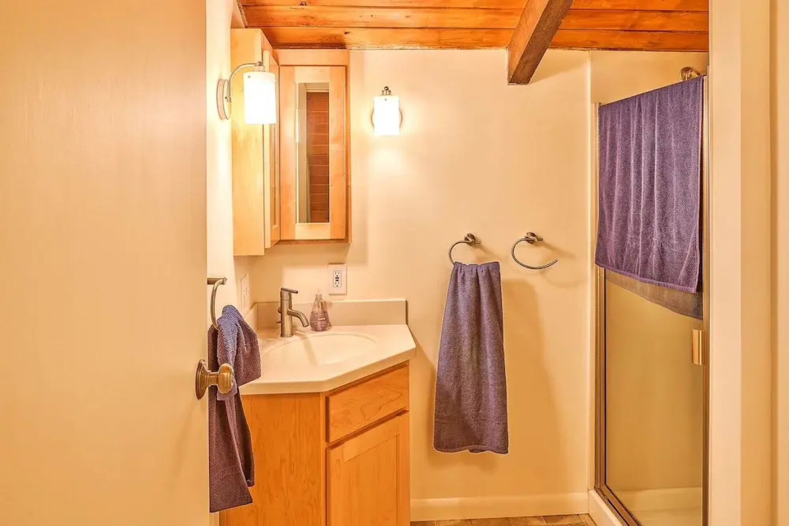 Four Stone Lodge Near Mt Rainier