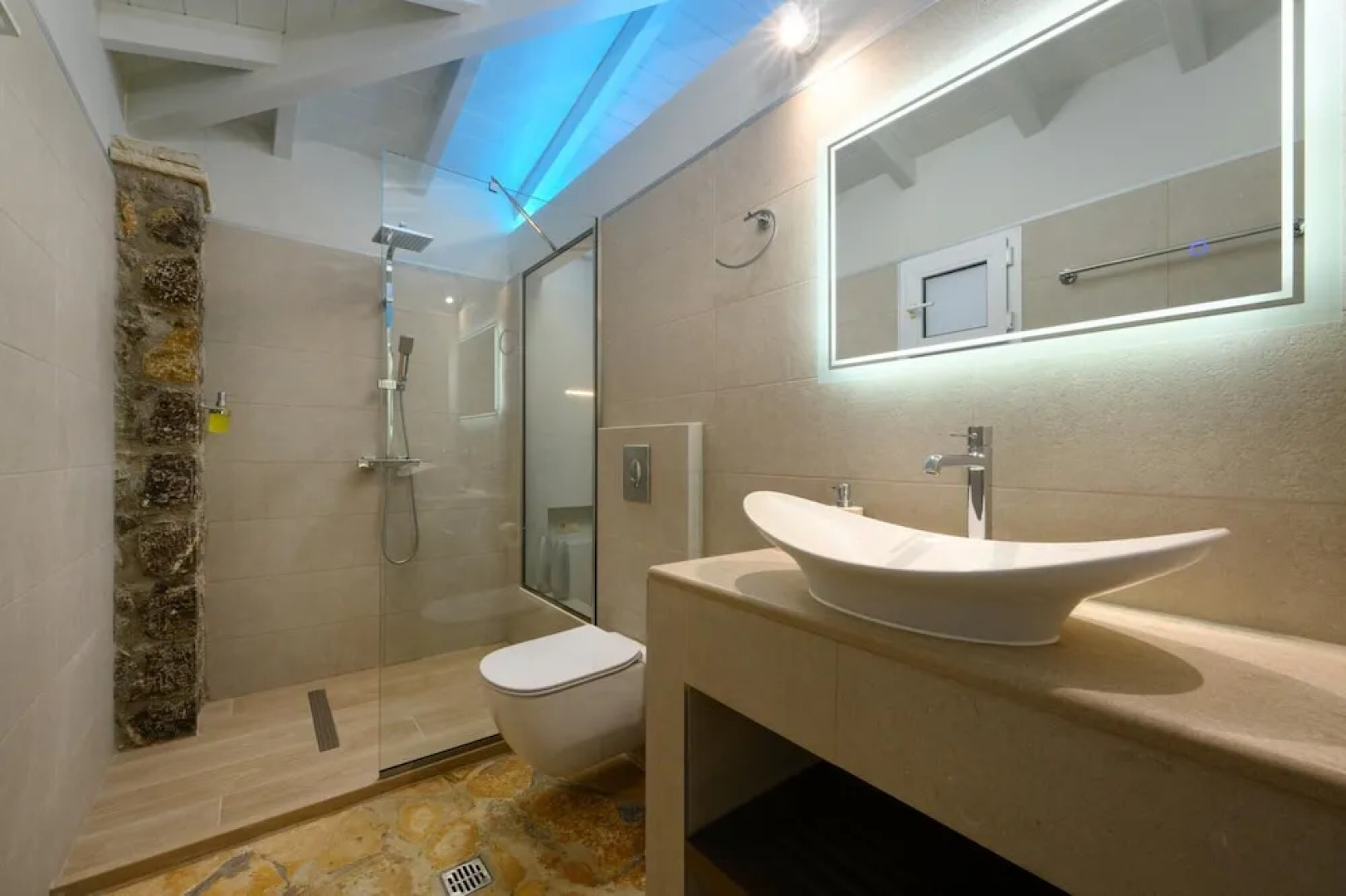 Villa Black White Dassia