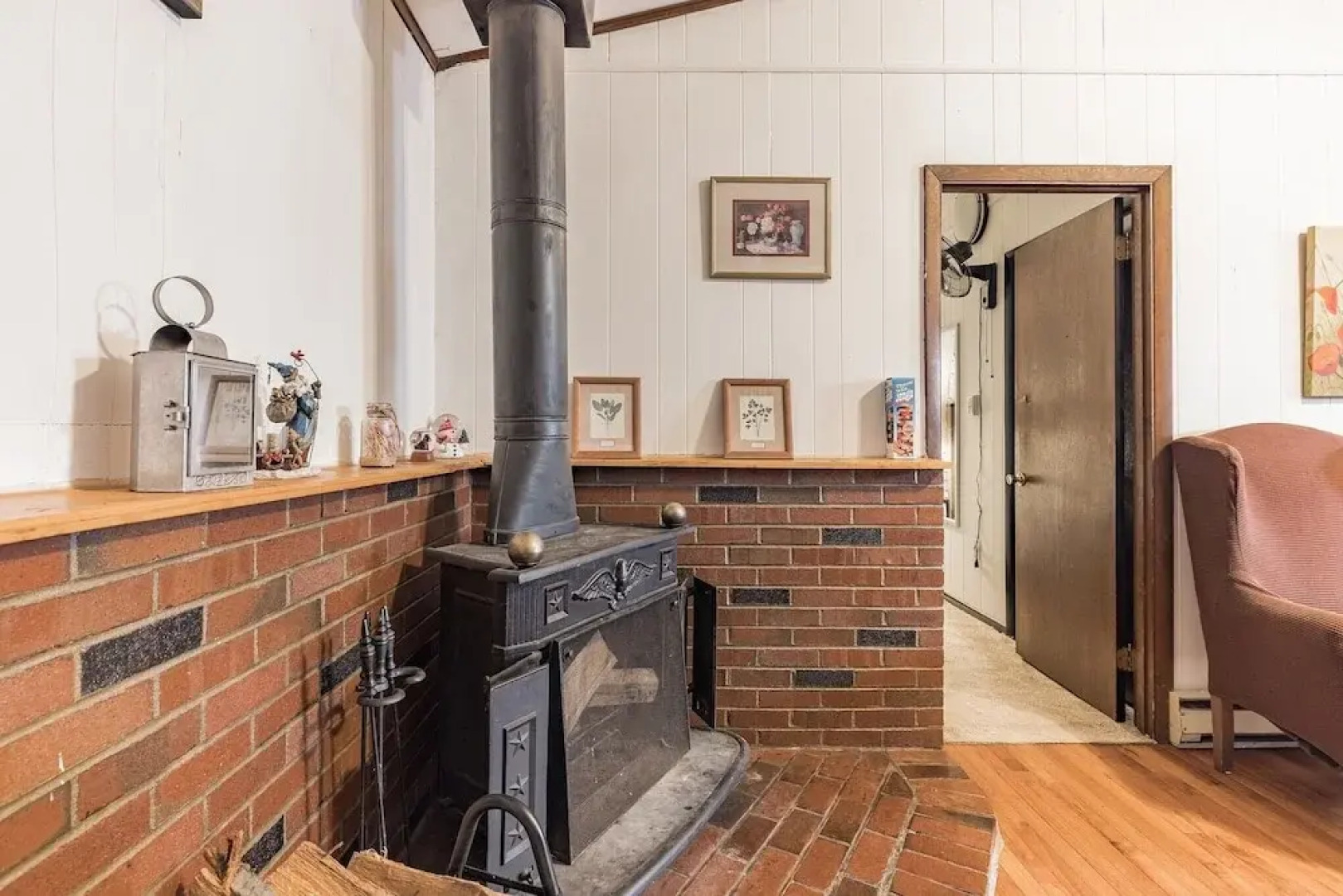 Nostalgic & Cozy Cabin: Steps To Pines Lake! Pet Friendly! 2 Bedroom Cabin by Redawning