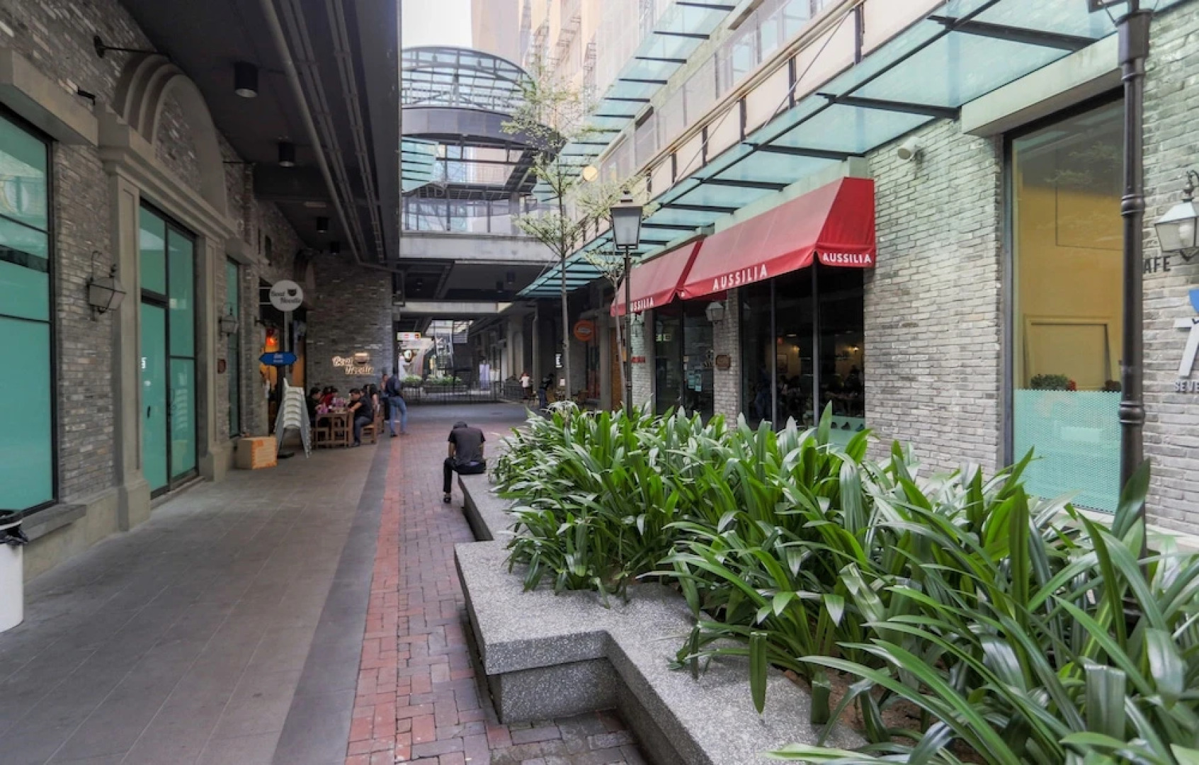 Luzzeri Suite Empire Damansara