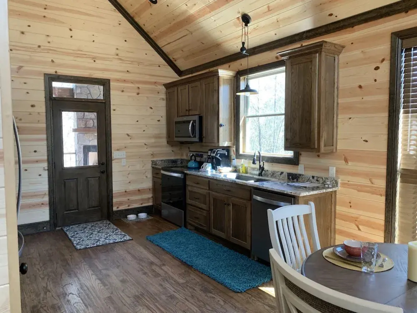 Standing Bear Studio Cabin With Hot Tub on the Deck by Redawning