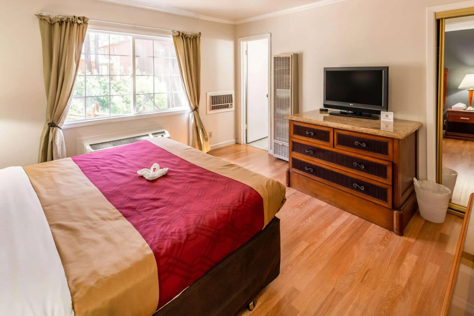 Econo Lodge Inn & Suites Heavenly Village Area