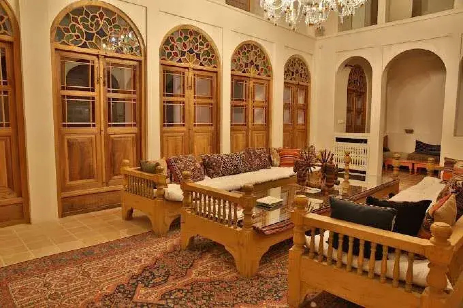 Manouchehri Traditional House And Hotel