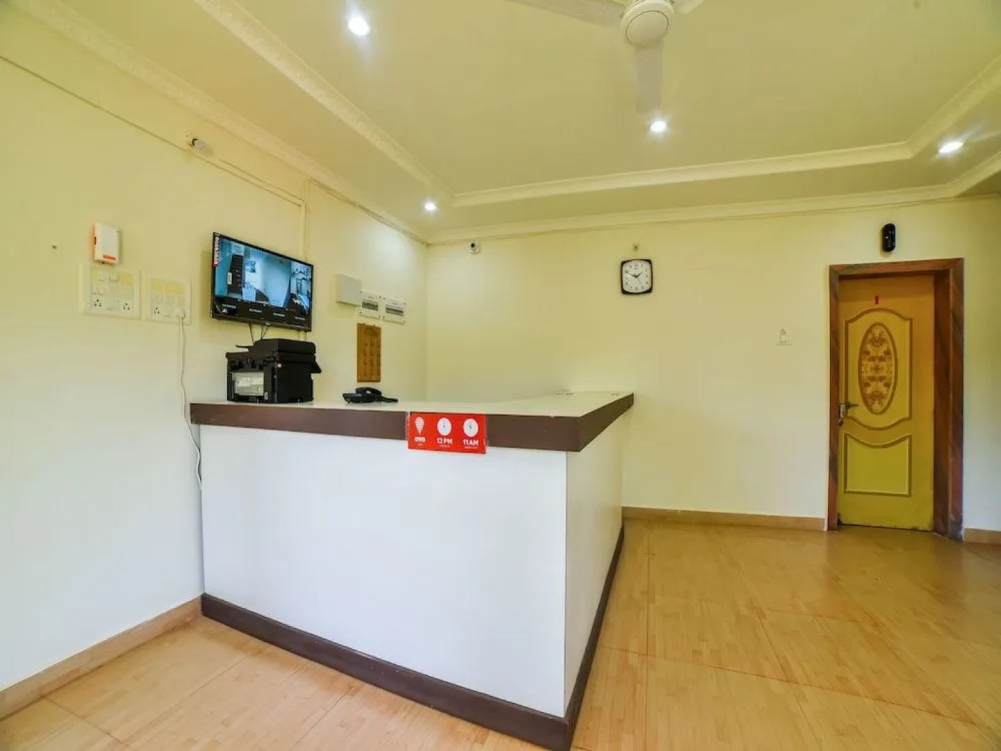 Oyo 28139 Hotel Empire