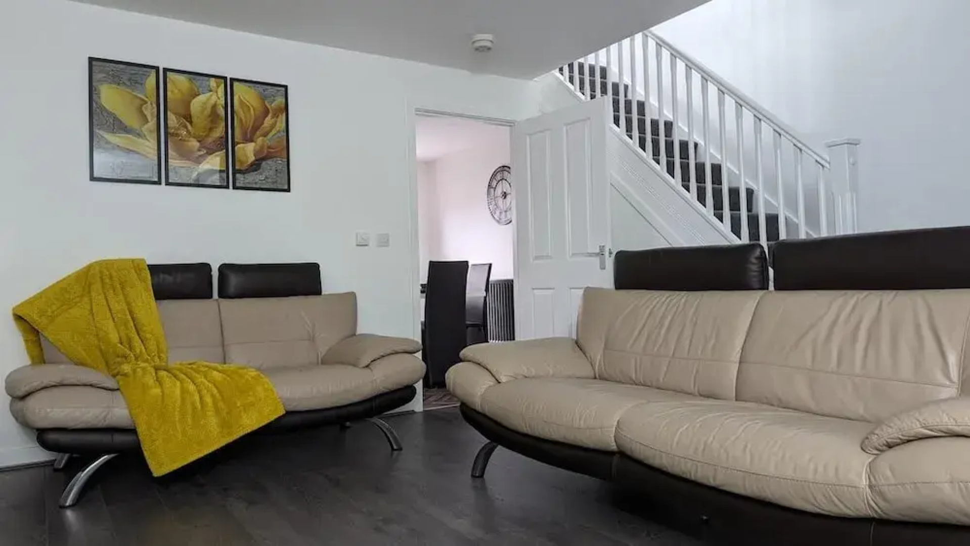 Burnley Entire House 4-bedrooms-sleeps 6-driveway