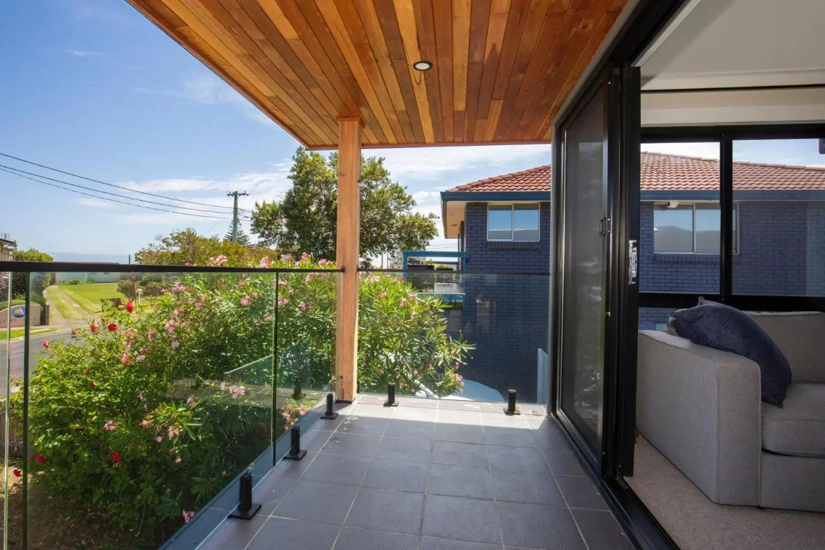 Seaview - Pet Friendly with Stunning Views - 1 Min to Beach