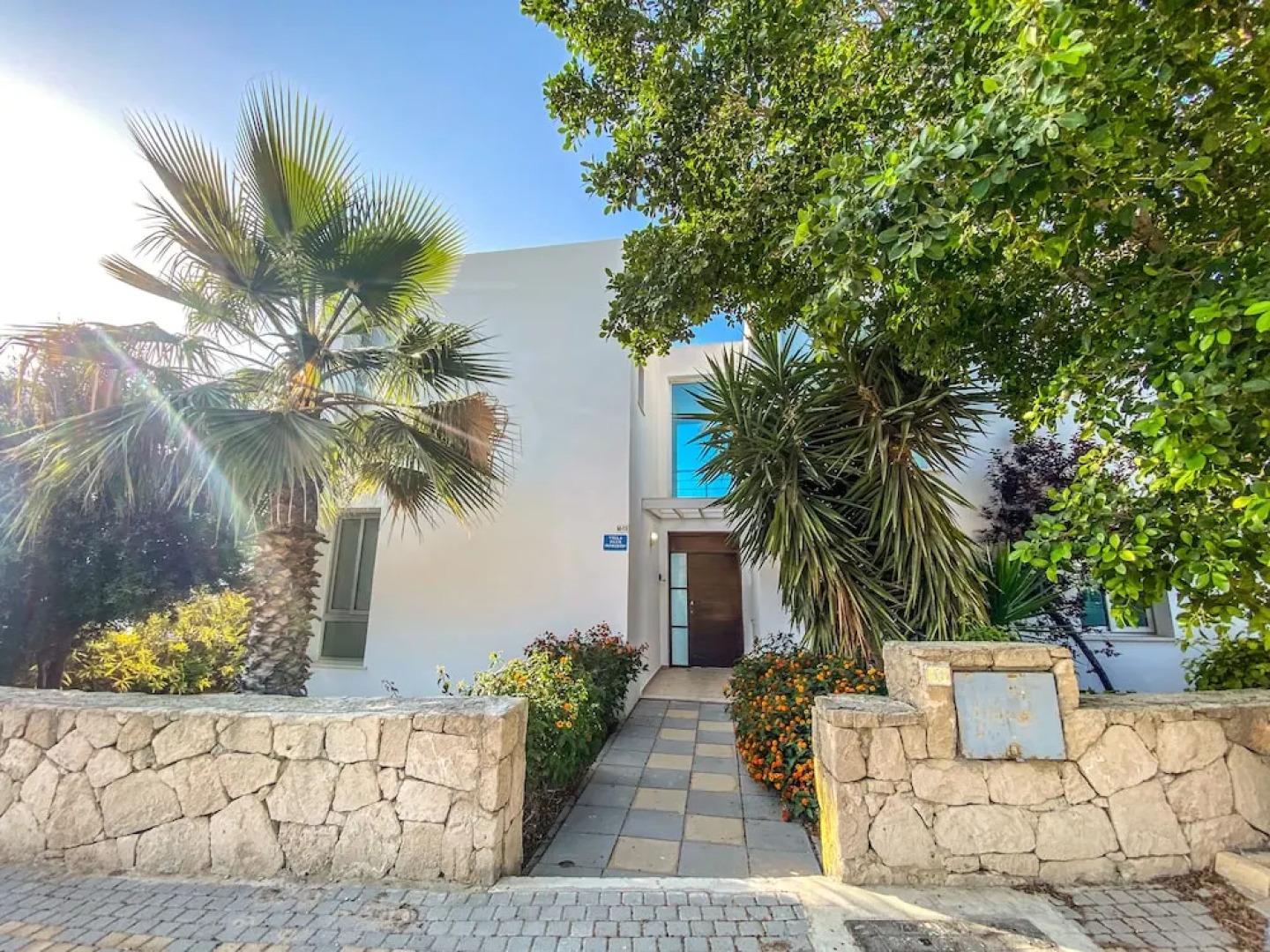Sea Cliff villa, 4 beds, sleeps 2- 7, Free Wifi, Heated Pool option.