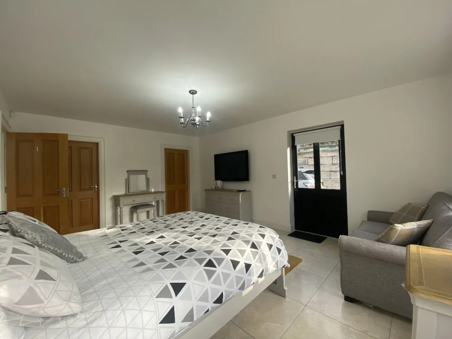 Rostrevor Valley Holiday Park- En-suite Rooms with Hot tub and Private Car Service