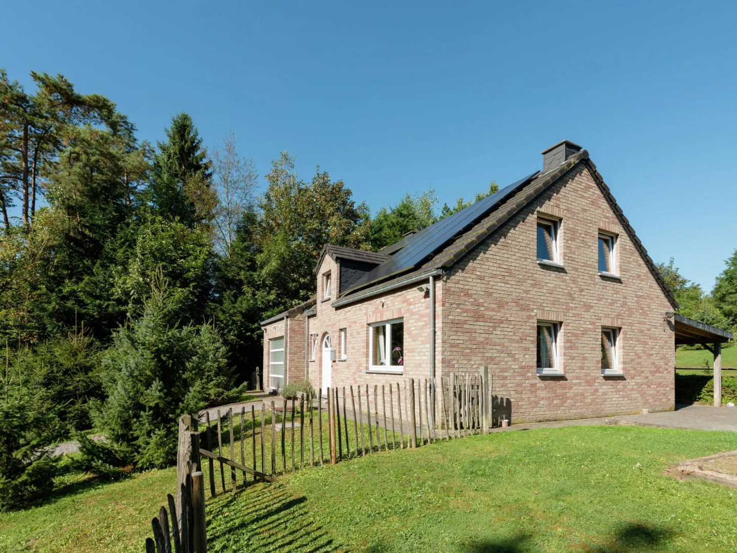 Pastoral villa in Heure with bubble bath, sauna, terrace and large garden