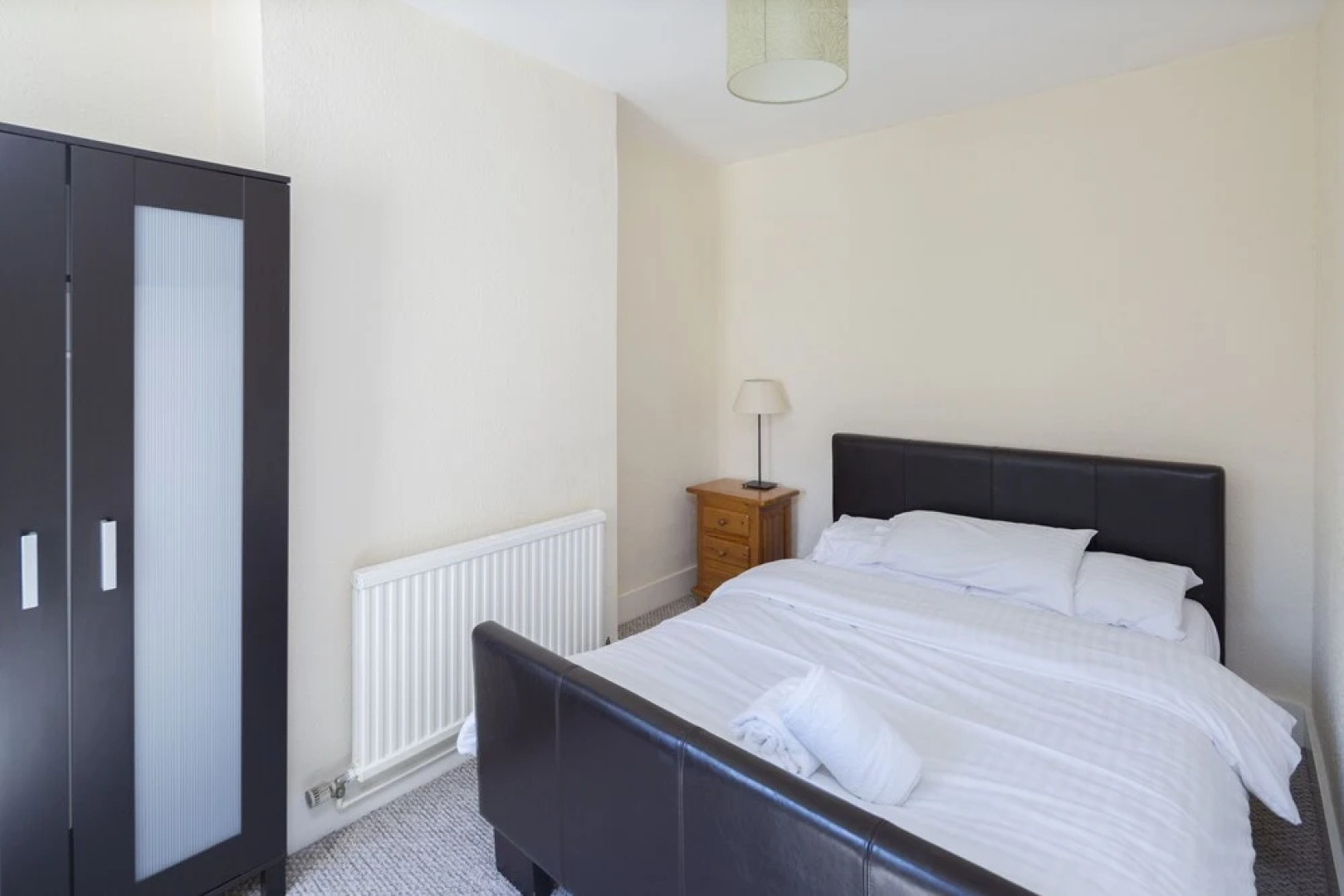 Stylish Modern with FREE Parking by Kasar Stays