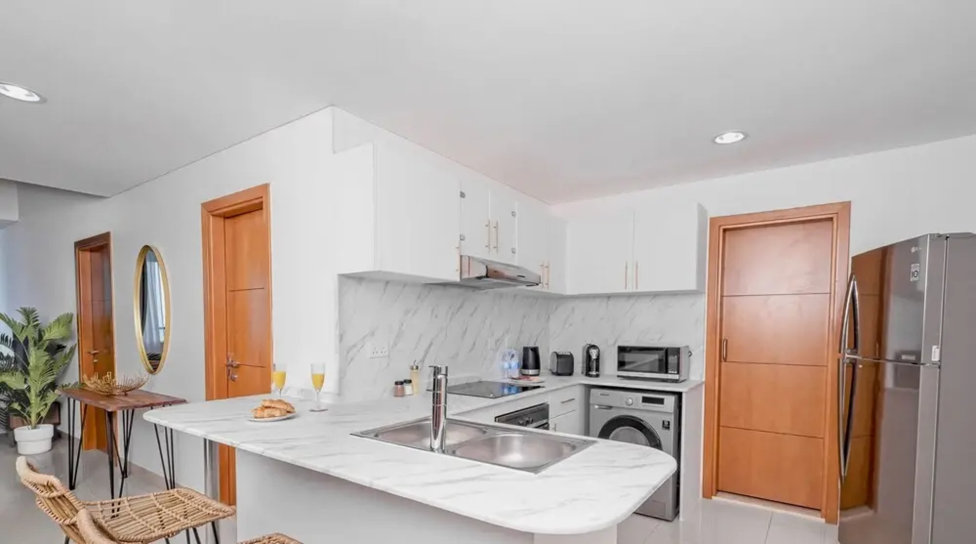 LUX - Marina Ocean View Suite 1