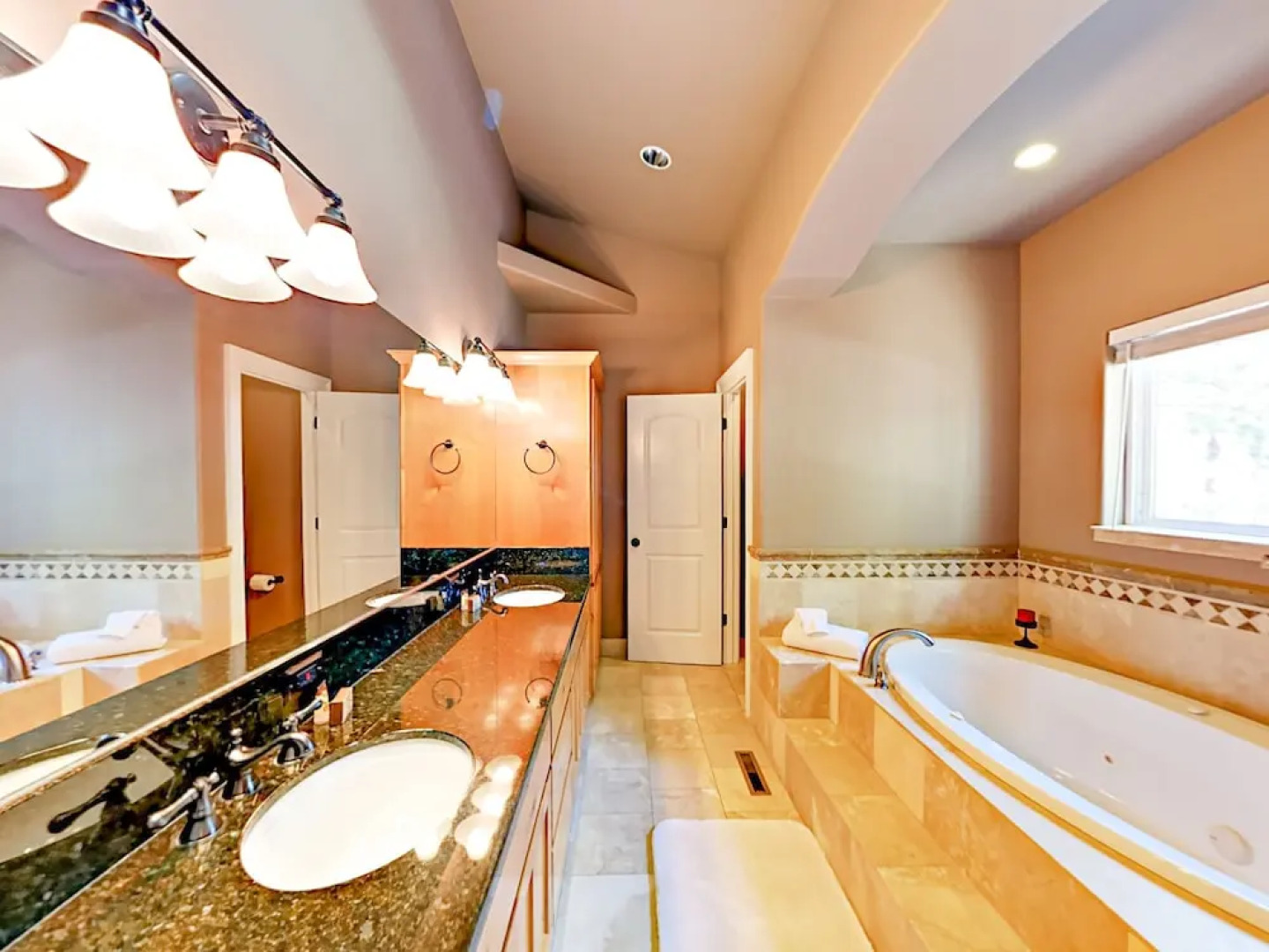 913 Lake Tahoe Blvd Home 4 Bedrooms 3.5 Bathrooms Home