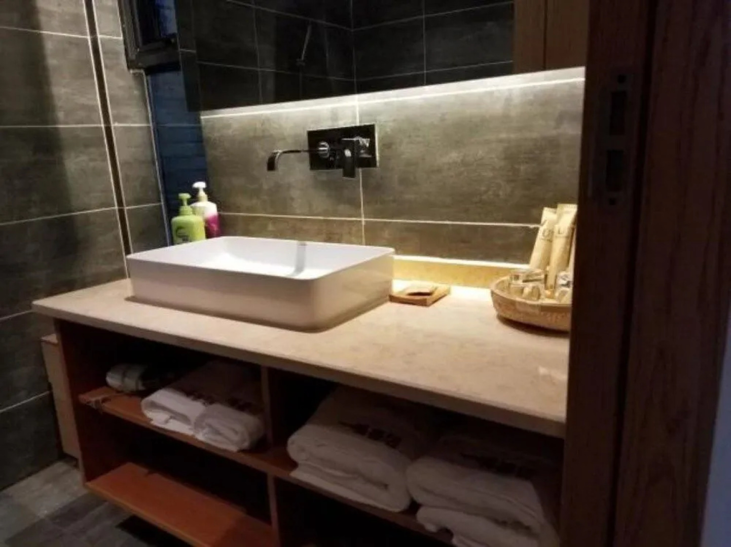 Yiming Shuju rural homestay in Jiaxian County