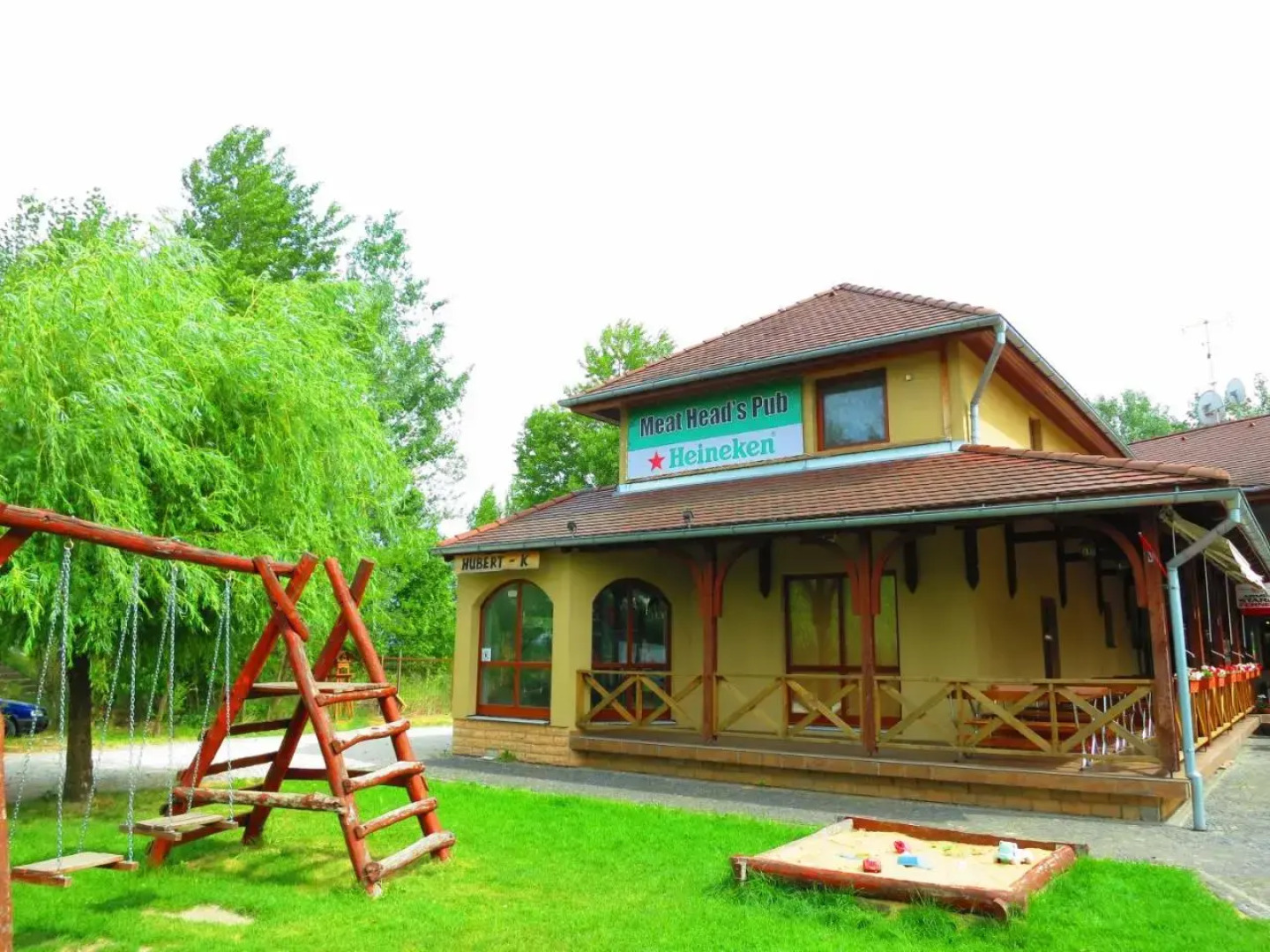 Guest House Meat Heads Pub