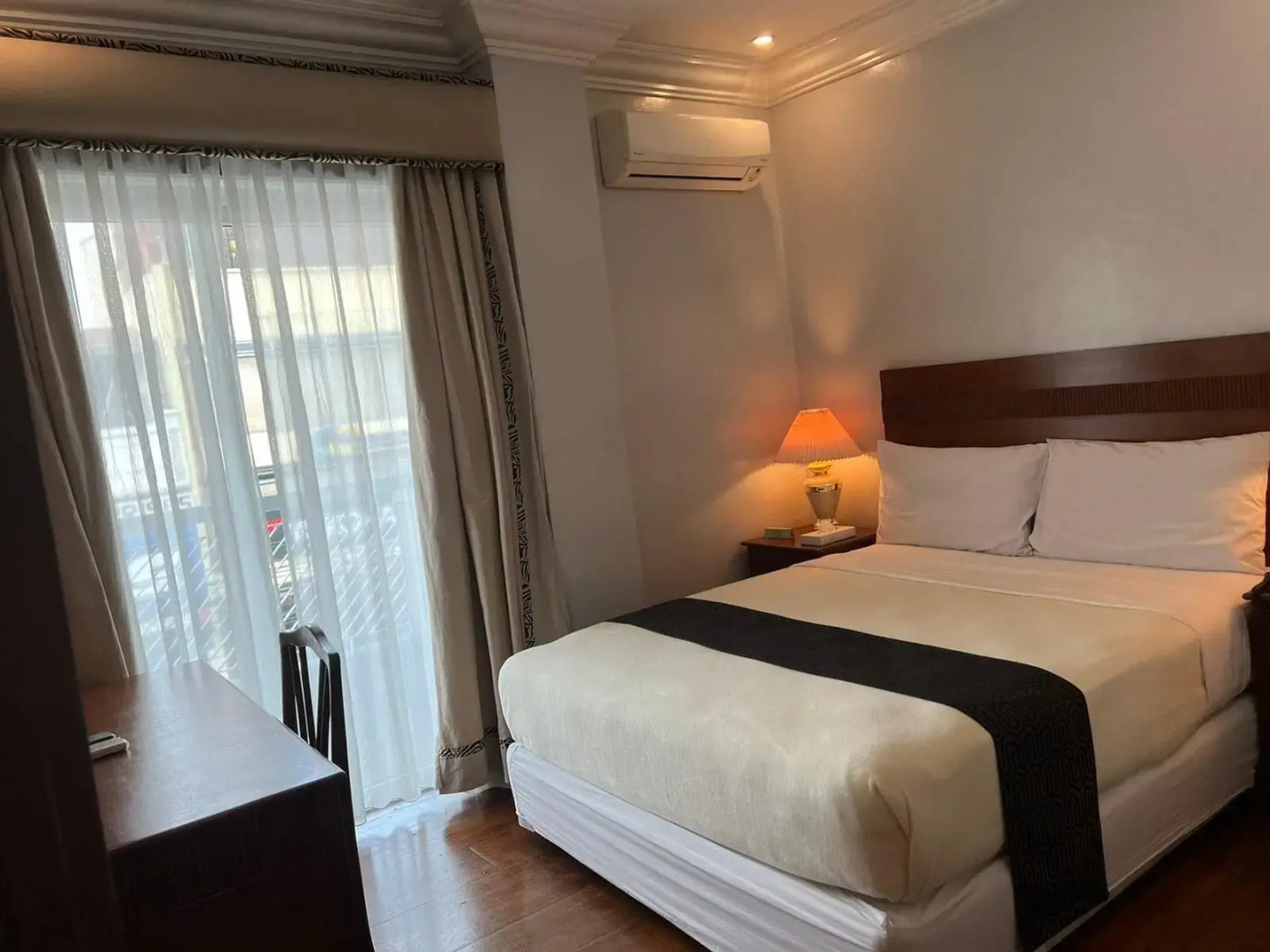 Townhouse OAK Makati Manila Near PNR Pasay Evangelista formerly VIP Suites