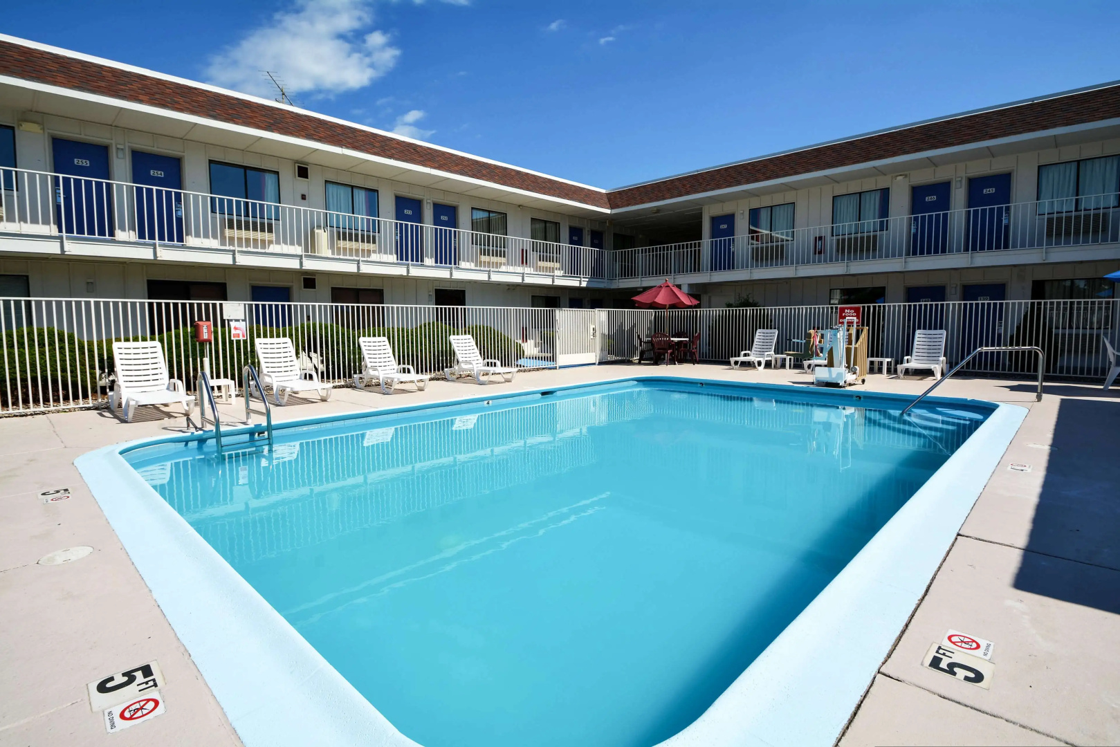 Motel 6 Windsor Locks, CT - Hartford