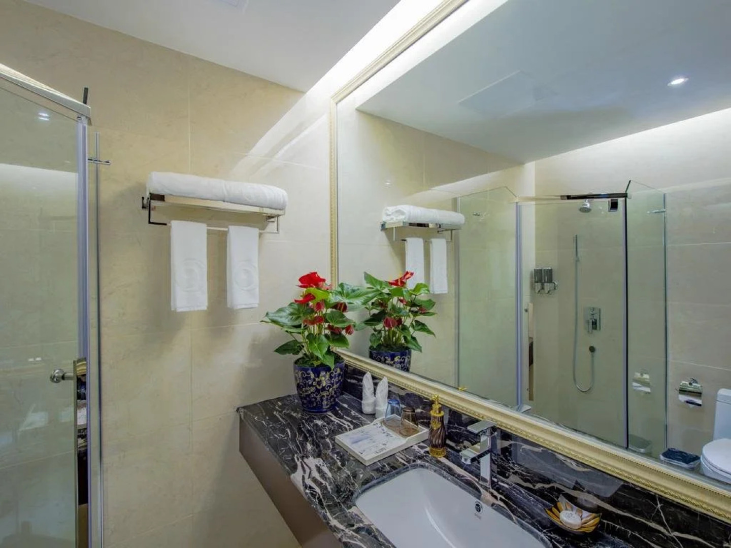 Yingjiang River Bian Chui Hotel