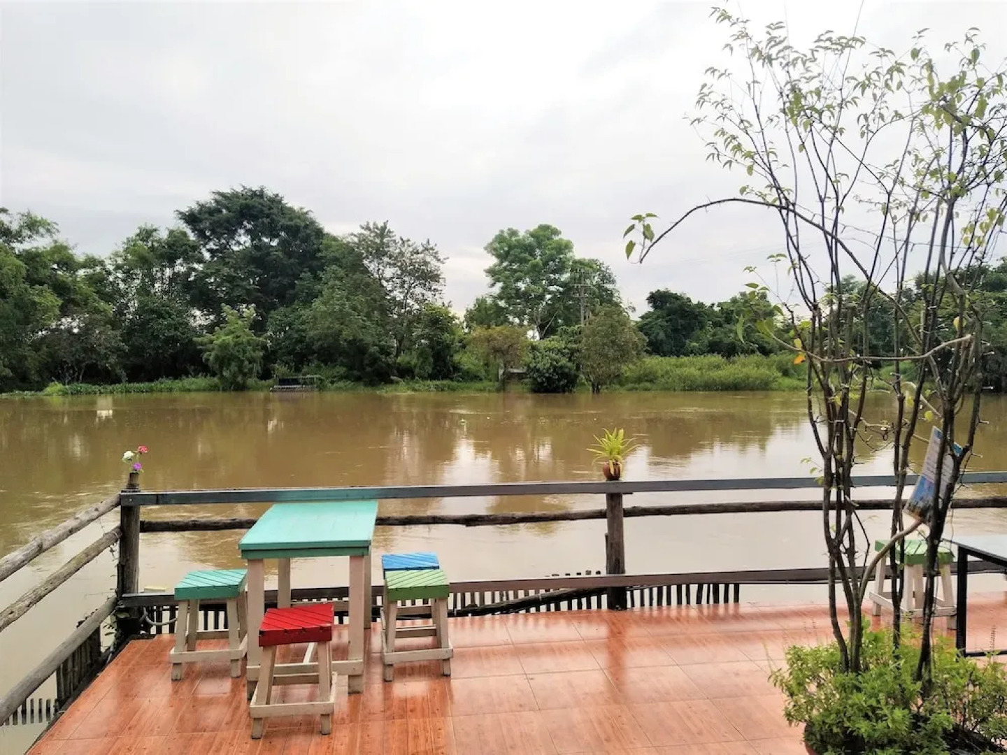 Ausgust Riverside Resort