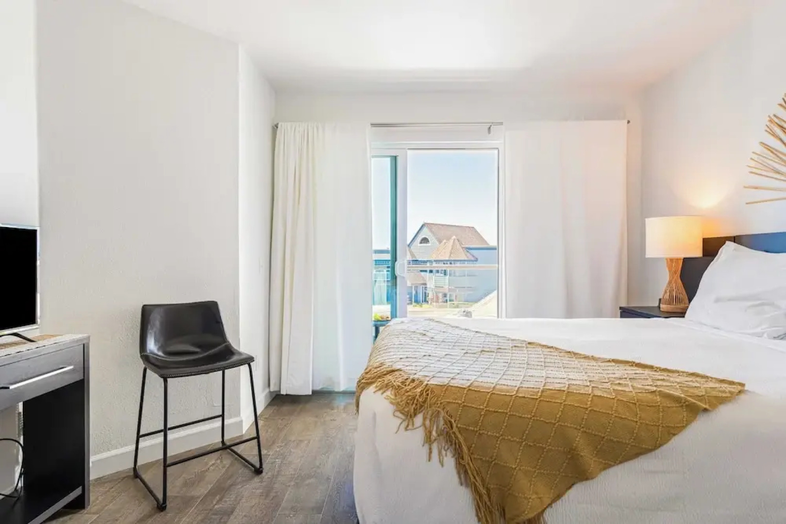 2 Cayucan Bungalows Steps to Beach + Shared Lounge Sleeps 12