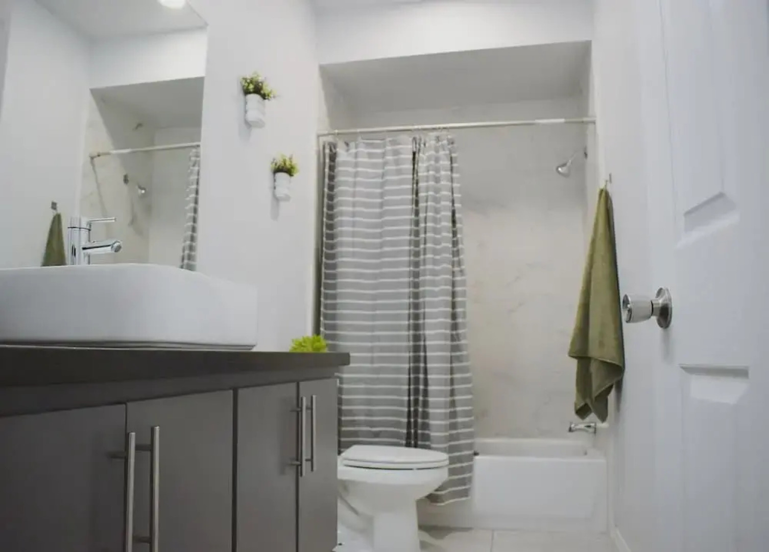 Elegant Apartment 10 min to Mercedes Outlets