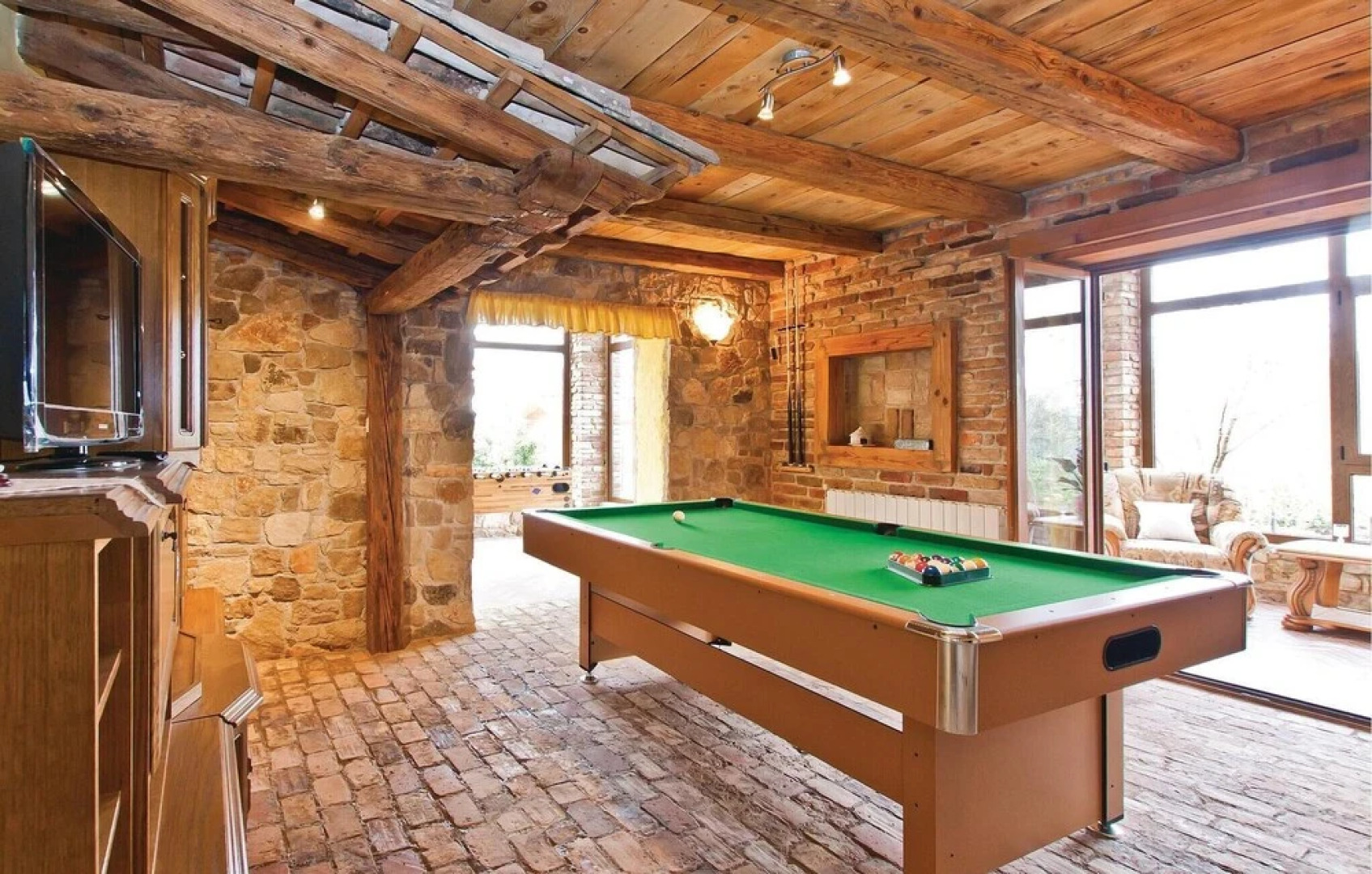 Awesome Home in Visnjan with Hot Tub, Sauna & WiFi