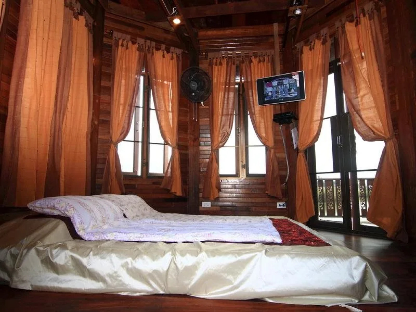 T.P. Rajchadej Place