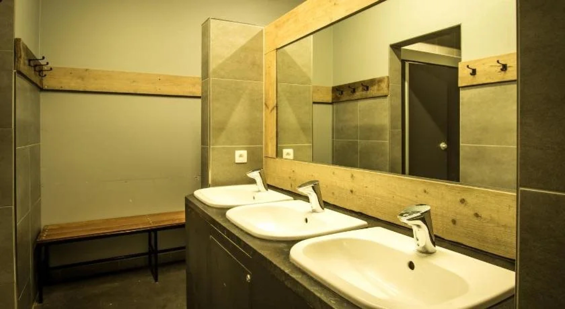 Lakeside Paradise Sleep Inn Hostel