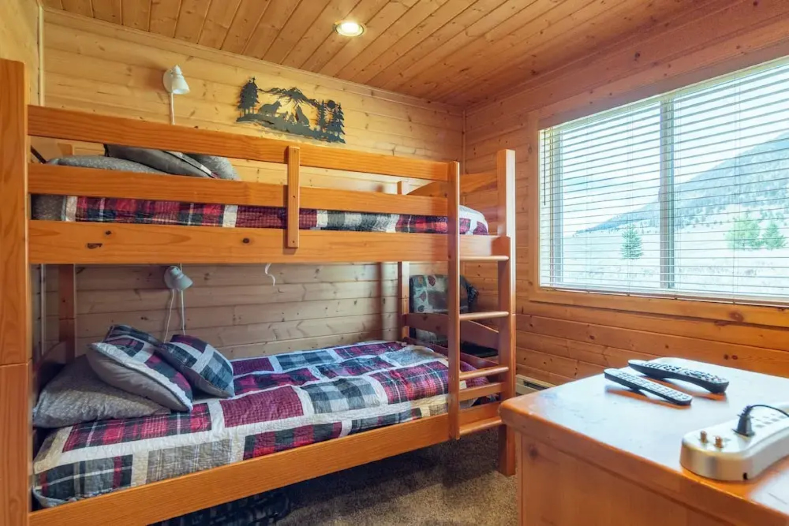 Cozy Henrys Lake Escape - 20 Miles to Yellowstone!