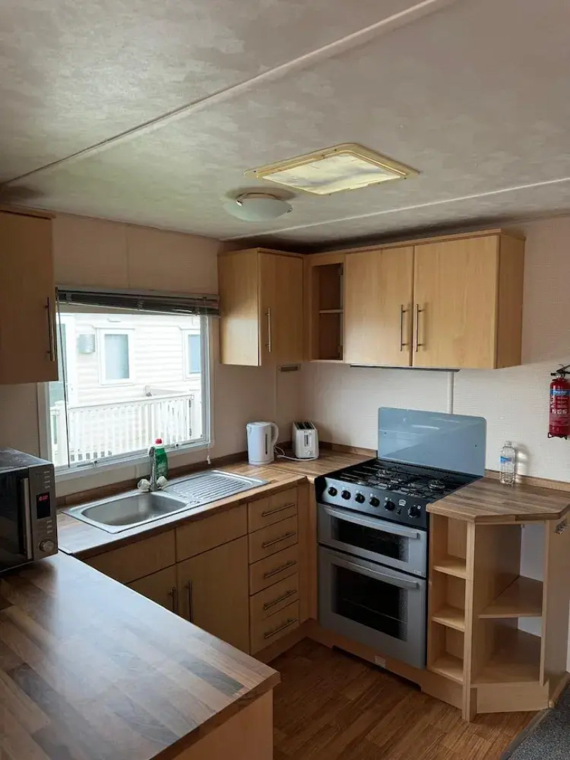 3-bed Carvan, Sleeps 6, Pets & Parking