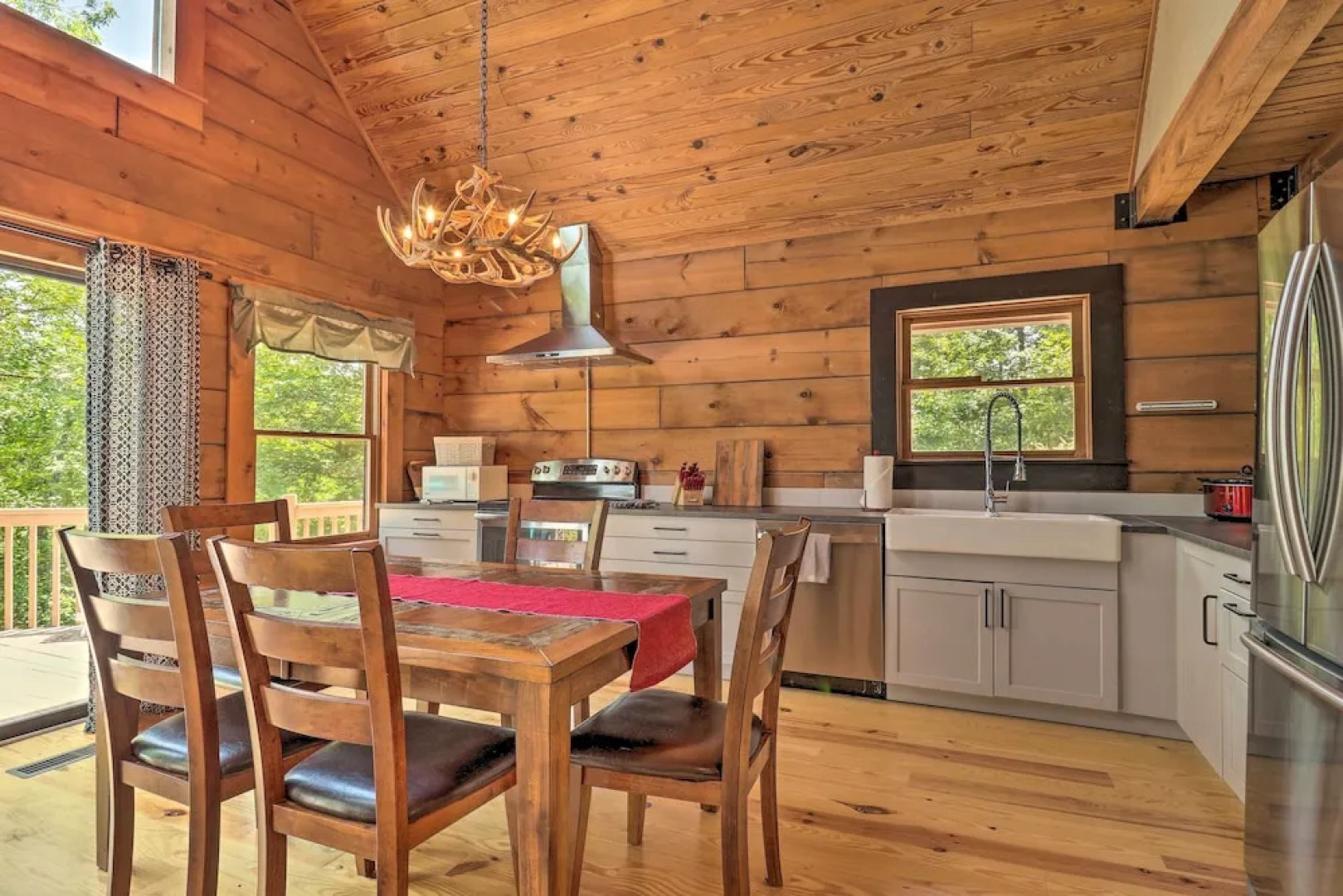 Deck + Game Room: Lakefront Landrum Cabin!