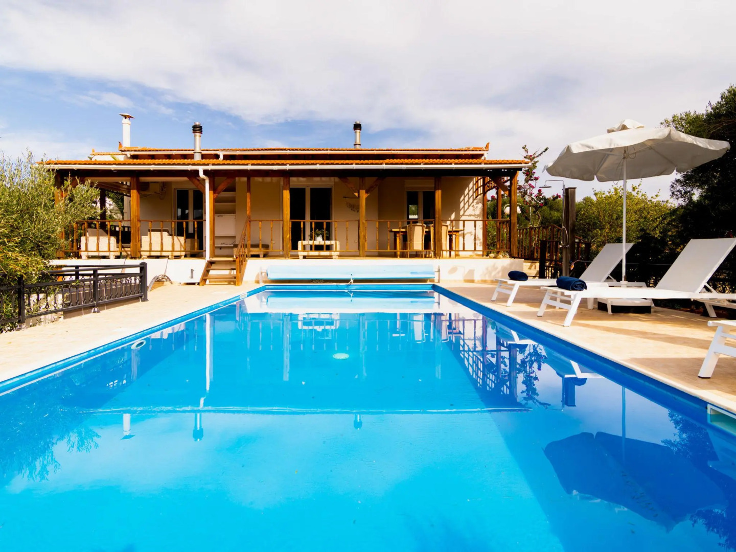 Beautiful Villa Near Sea in Epano Sisi