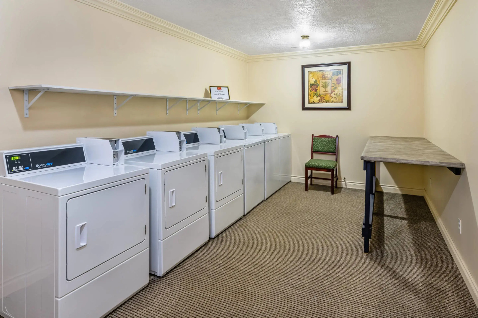 Econo Lodge Inn & Suites