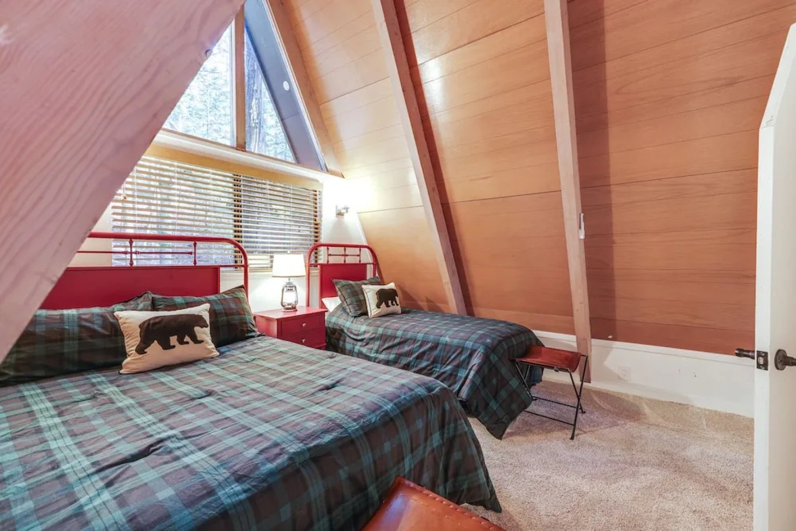 3 Mi to Calaveras Big Trees: Cabin w/ Fire Pit!