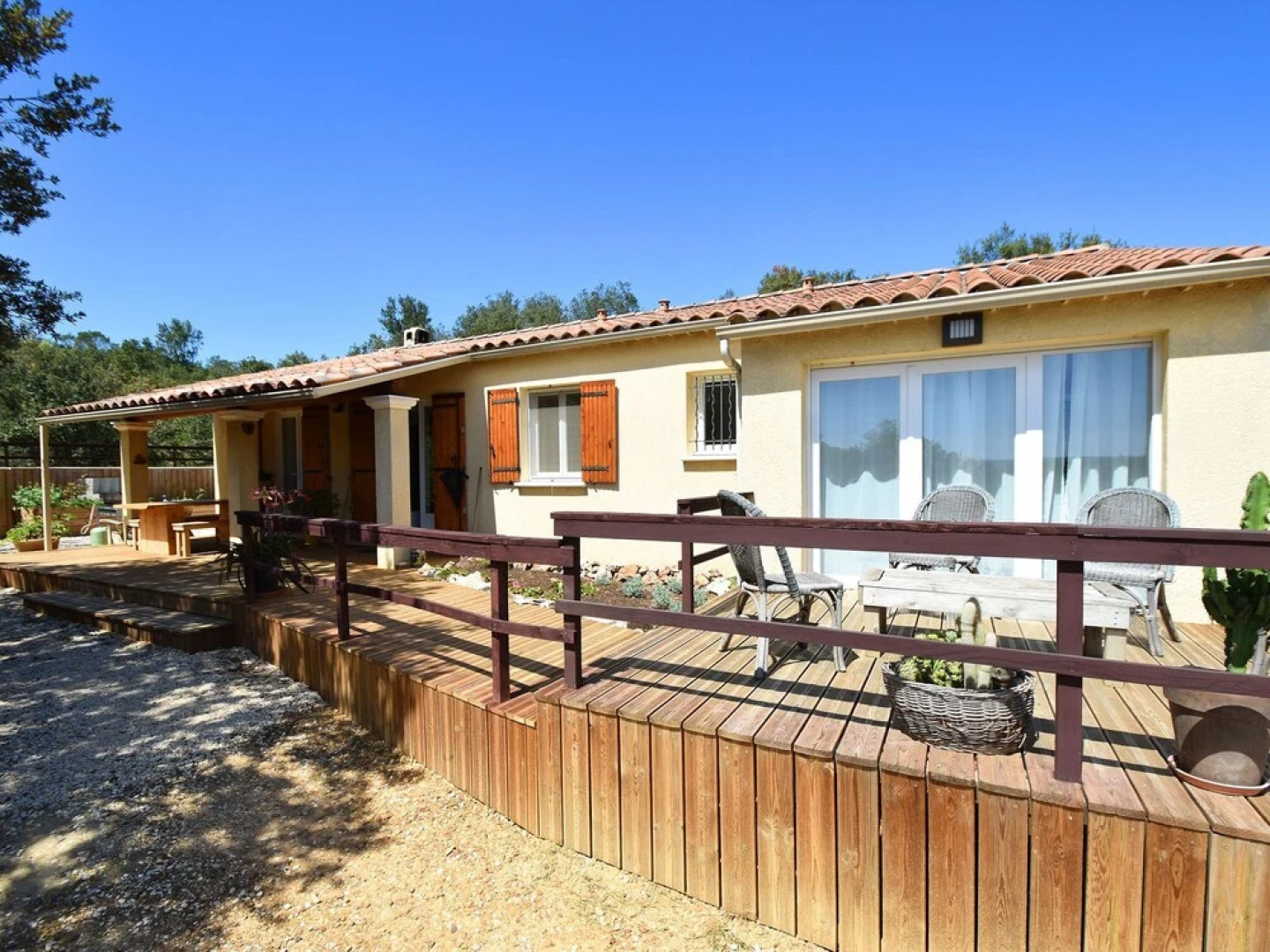 Quaint Villa in Saint-Andre-de-Roquepertuis with Pool