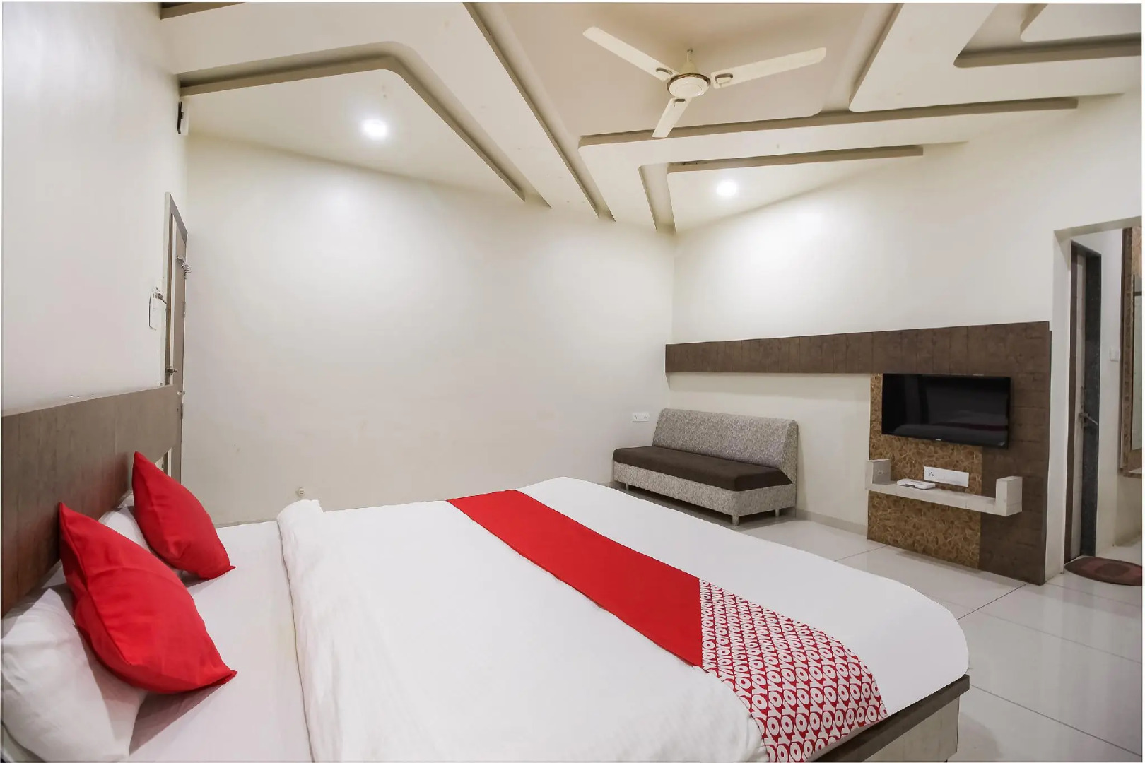 OYO Flagship 71595 Hotel Lakhdatar