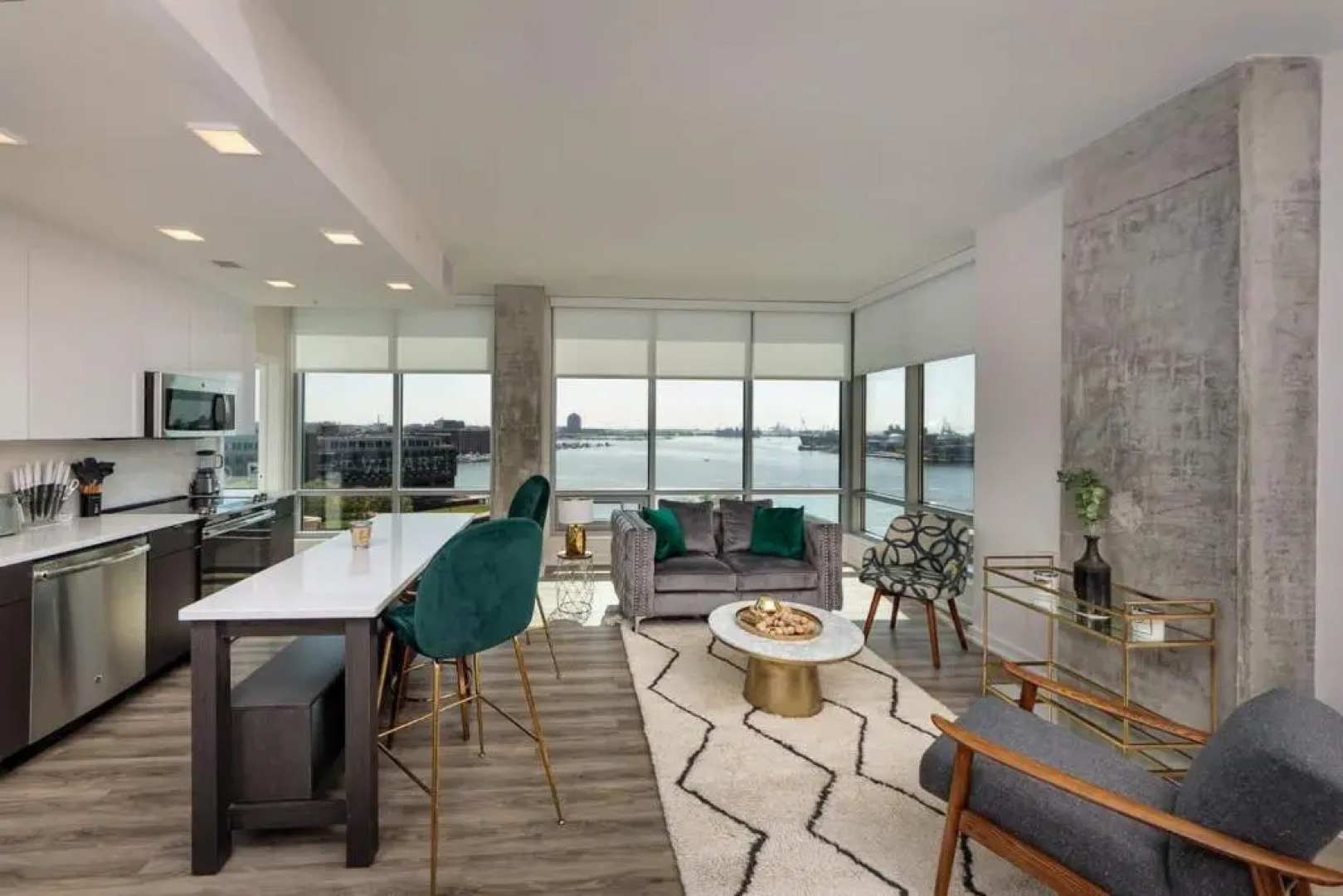 3BR Glass Suite With Gym & Pool By ENVITAE