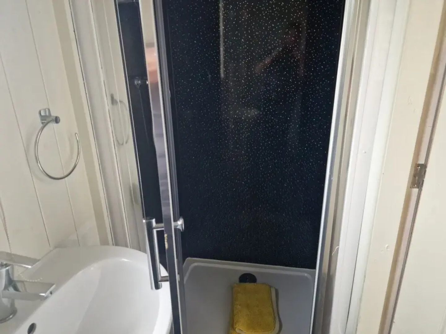 Glamping Hut - Riverside 1