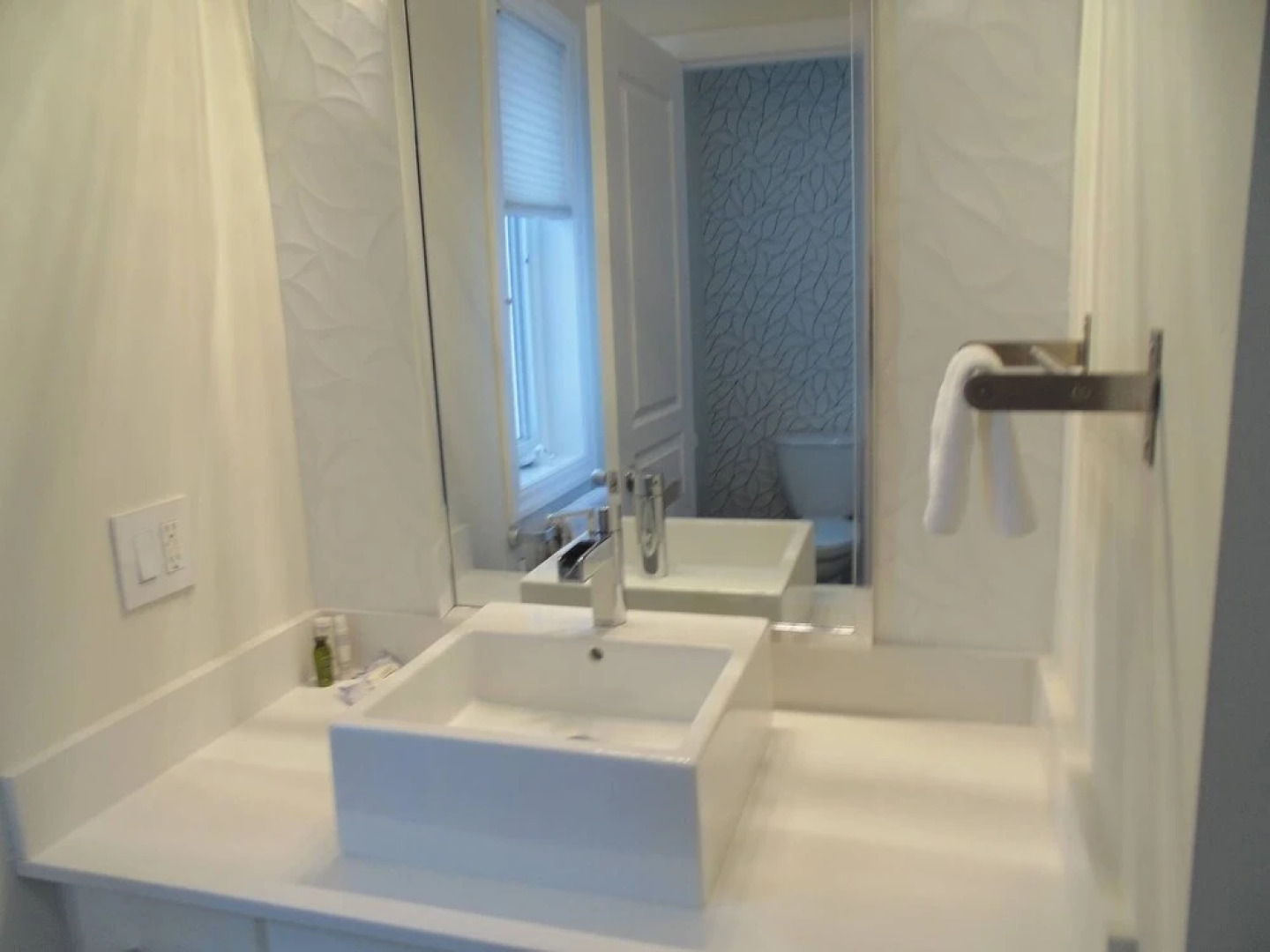 Luxury White House In Oakville Free Ev Charging