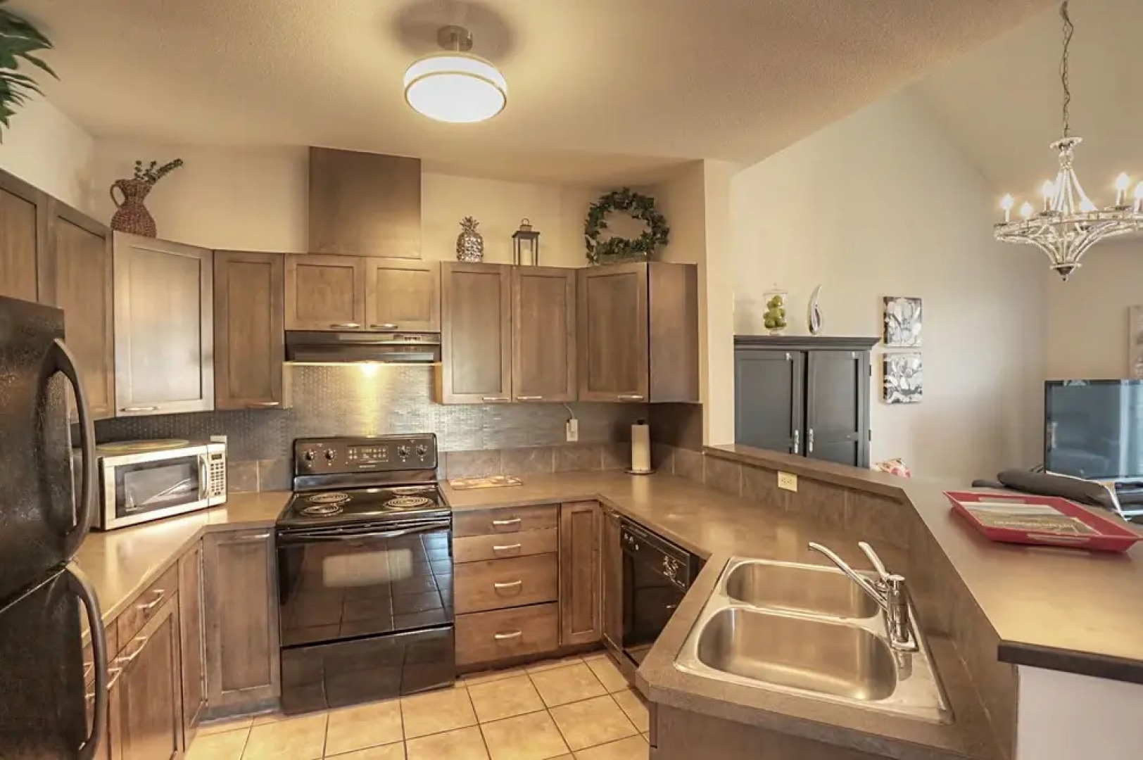 Discovery Bay Resort by Kelowna Resort Acc. - 80+ suites available