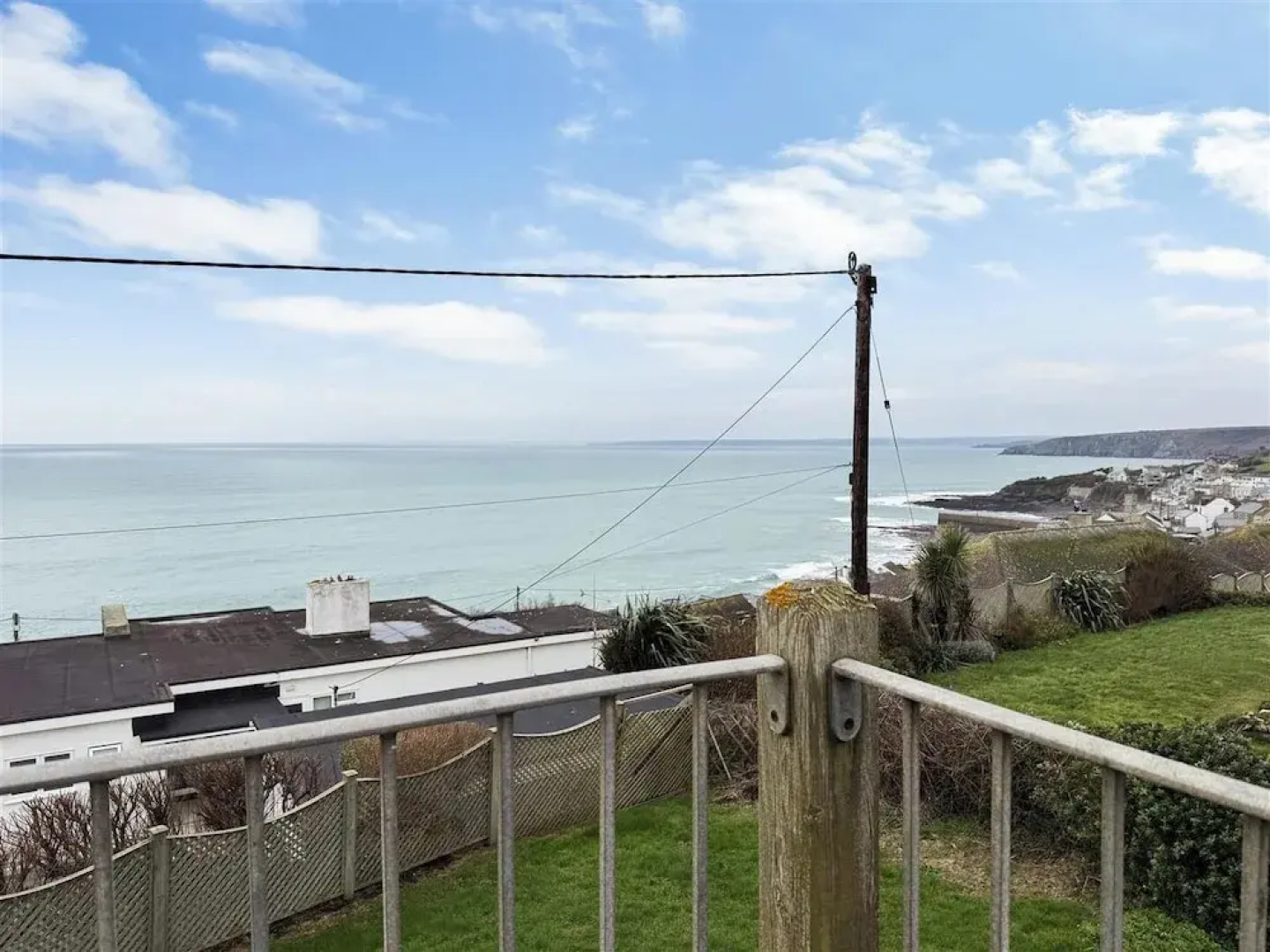 Seaside Escape-sleeps10-family&petfriendly-balcony