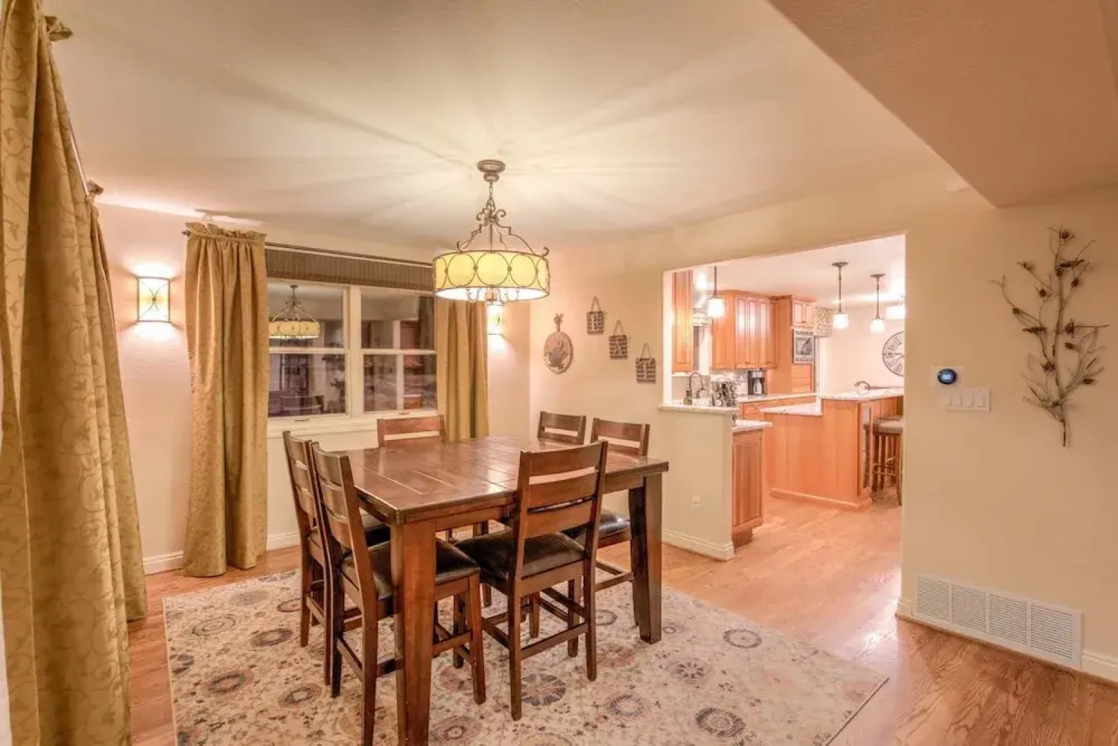 5BR Poe Manor Entertain,hot Tub+has Everything!