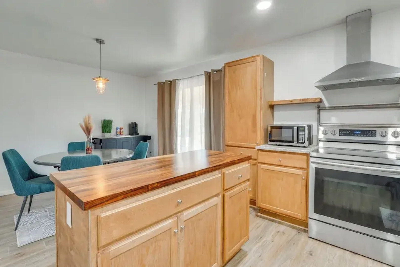 Chic Farmhouse, 3Mi to Lake-pet Friendly & Golfing