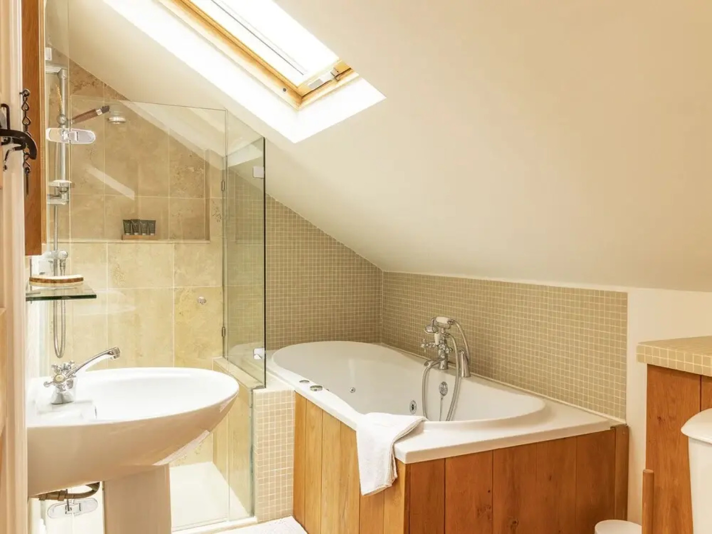 Luxury refurbished Gamekeeper's cottage, 15 acres of woodland by Hadrian's Wall