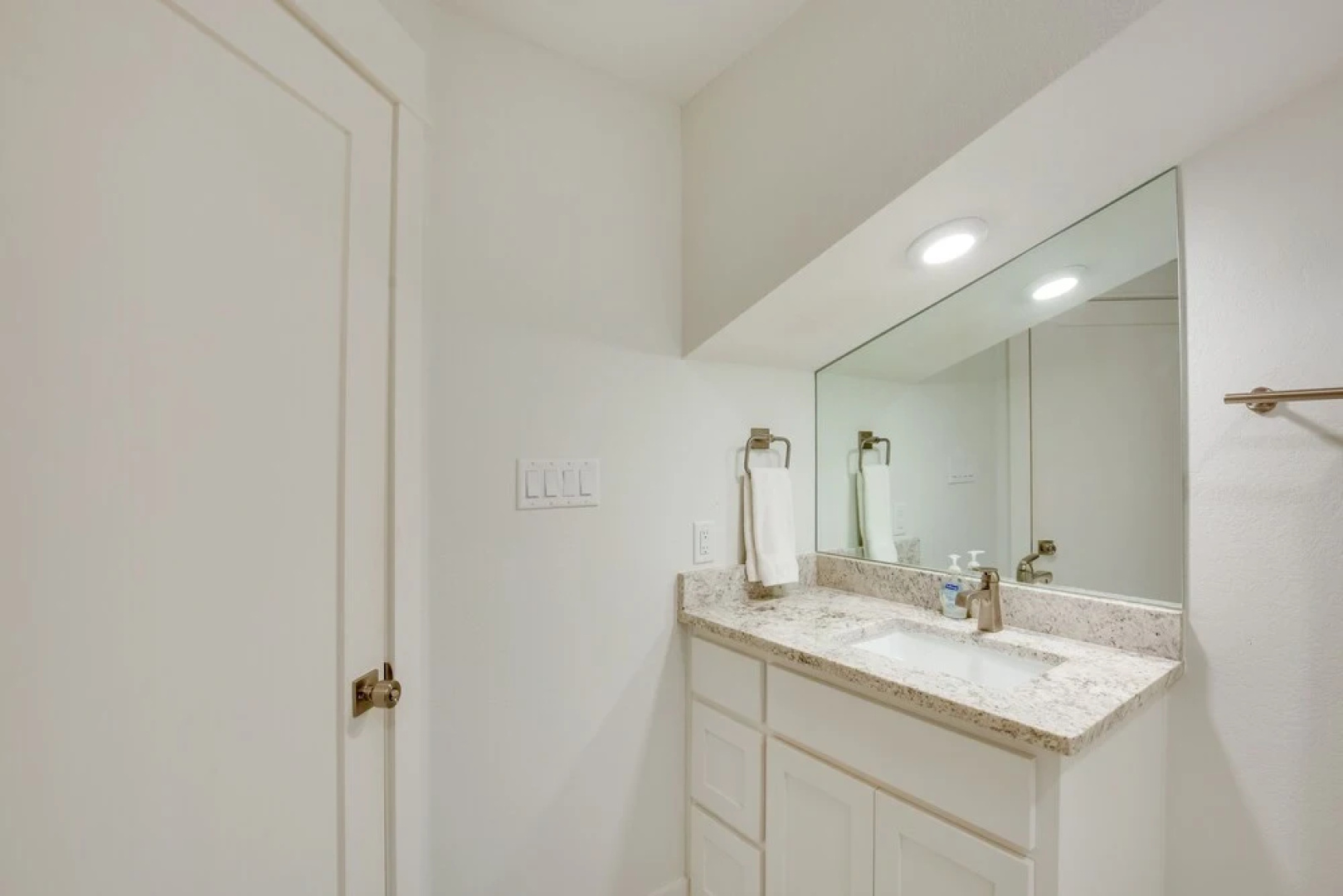 Luxe Waterfront Home in Malakoff w/ Pool + Hot Tub