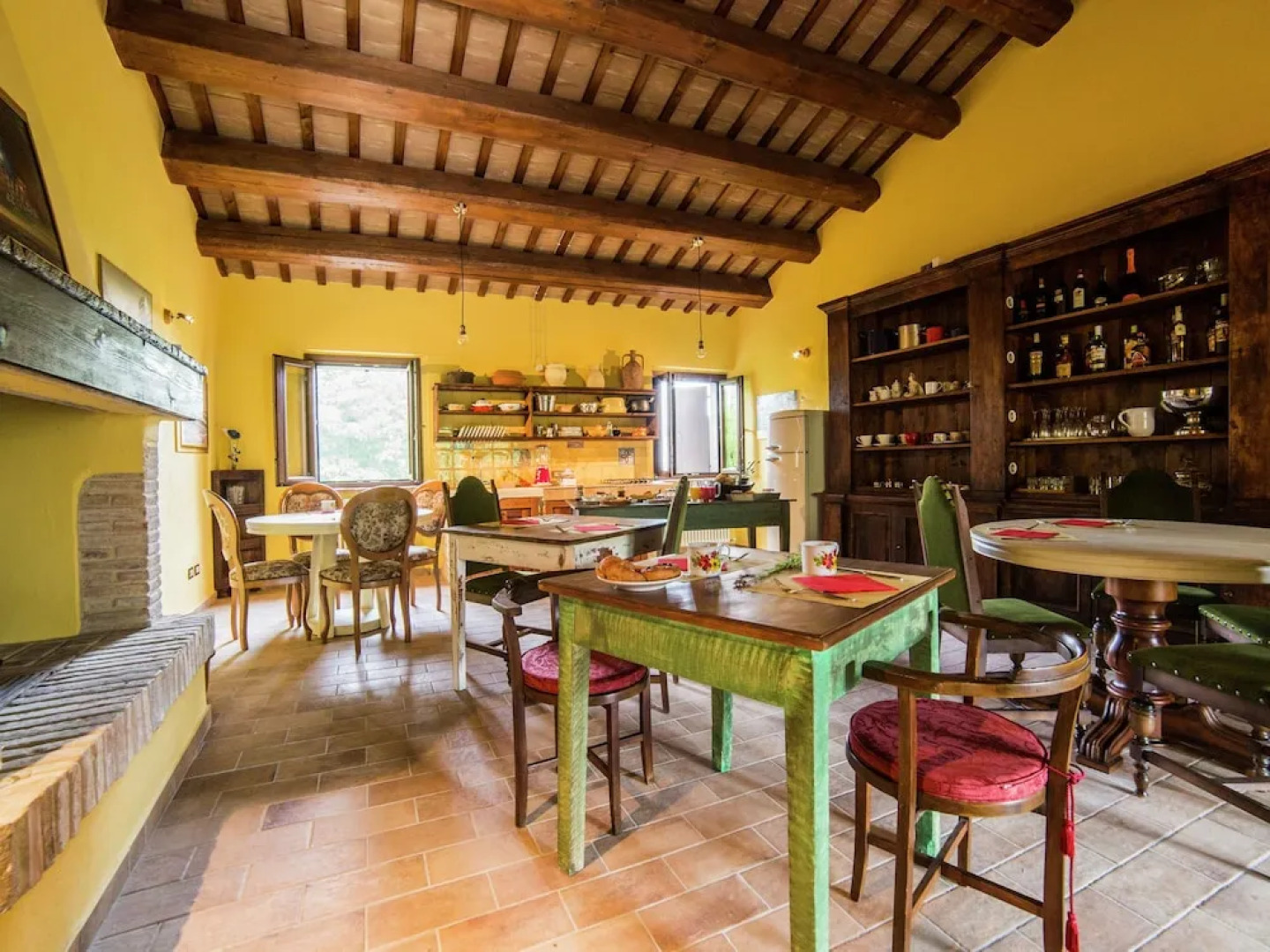 Cushy Apartment With Swimming Pool, Garden,fireplace,parking