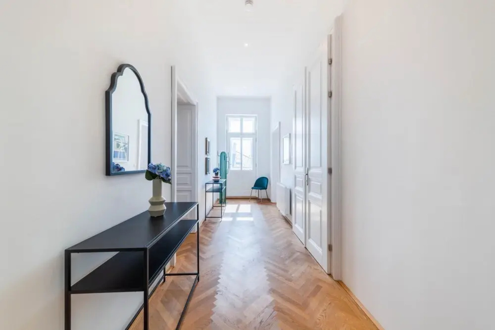 Deluxe Apartment With Parking and Office Next to the City Park