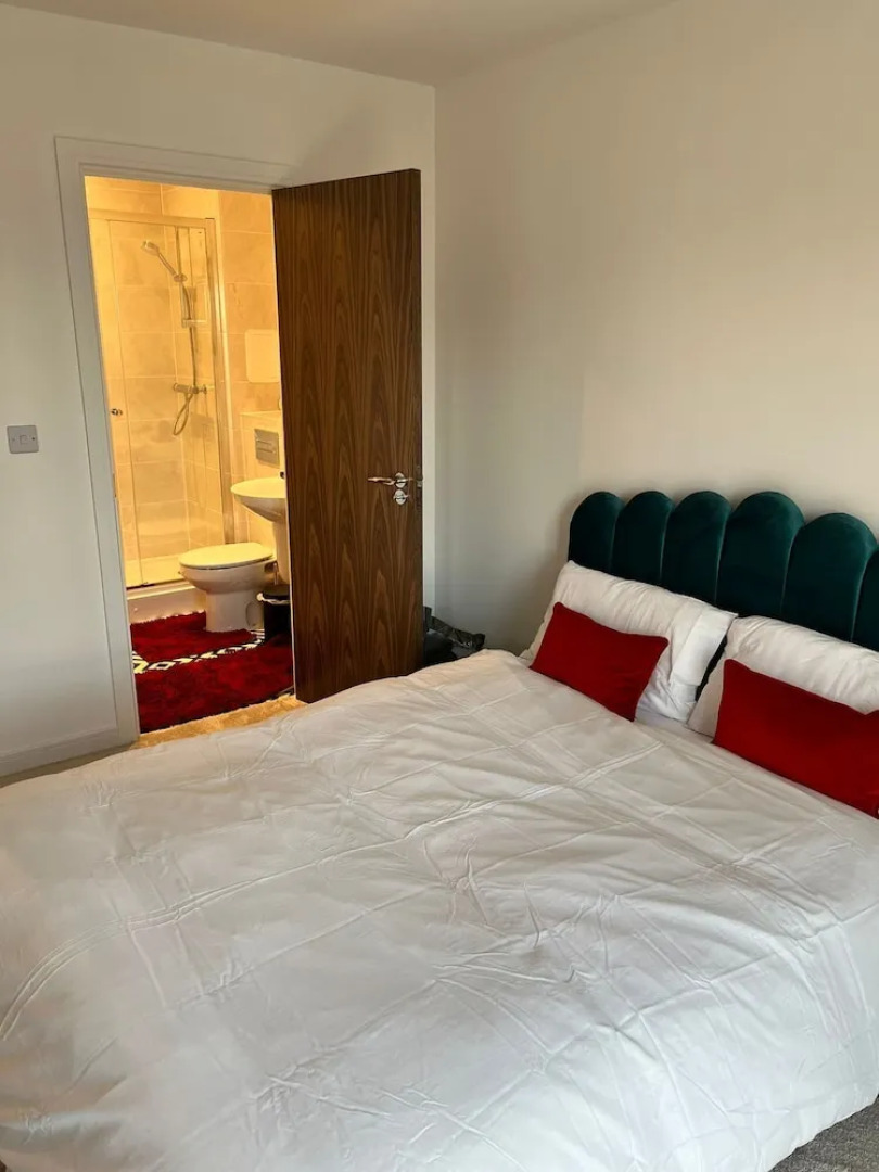 Luxury 2-bed Flat in Lakeside, West Thurrock